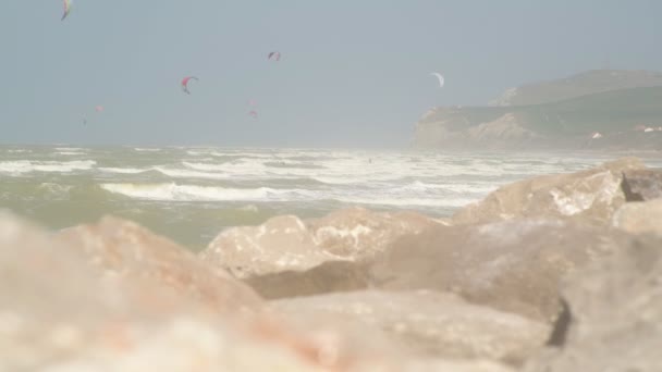 Sörfçü Ler Kitesurfers Güneşli Rüzgarlı Bir Bahar Gününde Arka Planda — Stok video