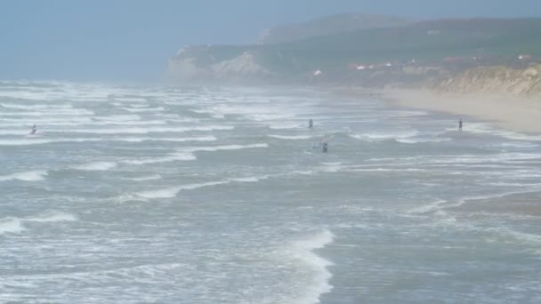 Pas Calais 위산트 Wissant 화창하고 바람이 바다에서 시작하기가 어려움을 겪고있는 — 비디오