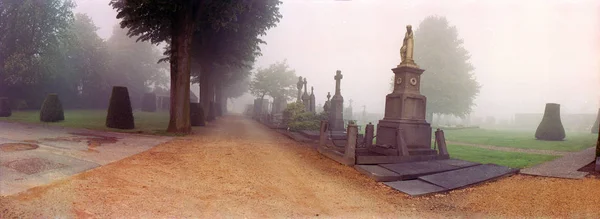 Cementerio por la mañana Imágenes De Stock Sin Royalties Gratis