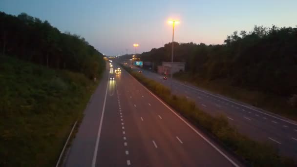 Carros Caminhões Dirigindo Uma Estrada Sob Céu Azul Pôr Sol — Vídeo de Stock