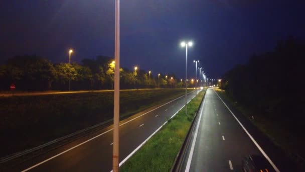 通り過ぎる車の後ろと夜の高速道路の両側の高い視点からの眺め — ストック動画