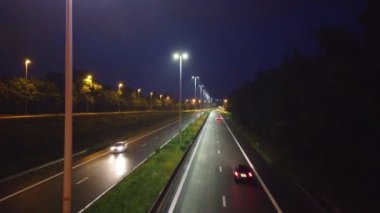 Her iki taraftan geçen arabalar ile gece otoyolun her iki tarafında yüksek bir bakış açısıyla görünümü