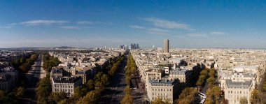 Paris Arche de la Defans kemerinden panoramik manzara Sonbaharda mavi gökyüzünün altında 16. kuşakta