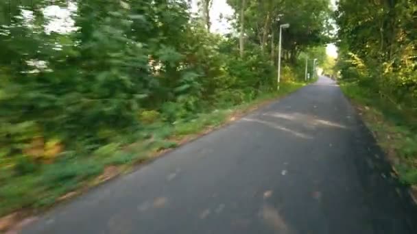 Hledisko Při Jízdě Kole Cyklistické Stezce Teplém Podzimním Světle Přibližuje — Stock video