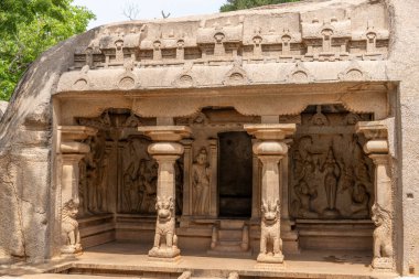 Sütunları ve girişi olan büyük bir taş bina. Bina eski ve çok detay içeriyor.