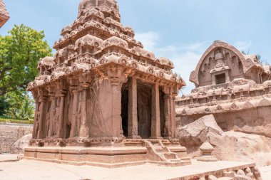 Taş çatılı küçük bir bina. Bina bir çölde. mahabalipuram