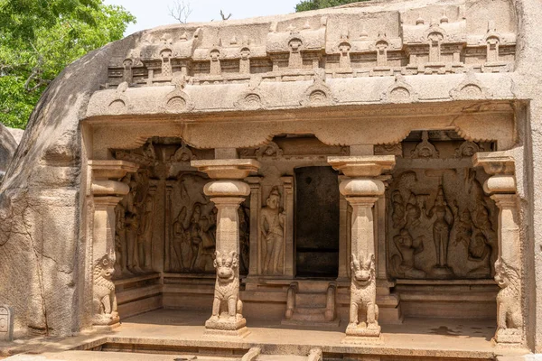 Küçük girişi olan büyük bir taş bina. Giriş insanların heykelleriyle süslenmiştir. Bina eski ve bir tarih anlayışı var.