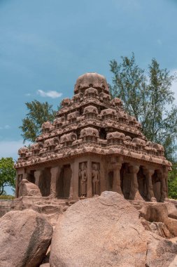 Tepesinde kubbe olan büyük bir bina. Bina taştan yapılmıştır. mahabalipuram
