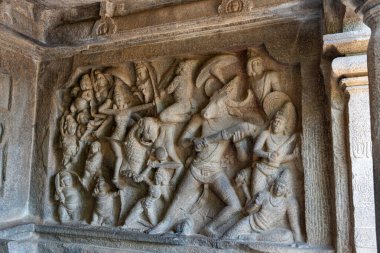 Kılıç tutan bir adamla yapılan büyük bir savaş sahnesi. Sahne aksiyon ve hareketlerle dolu. Birkaç kişi kavga ediyor ve diğerleri kaçmaya çalışıyor. Sahne yoğun ve dramatik.