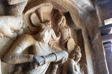 Sopa tutan bir adam ve kılıçlı bir kadın heykeli. Heykel taştan yapılmış ve çok detaylı.