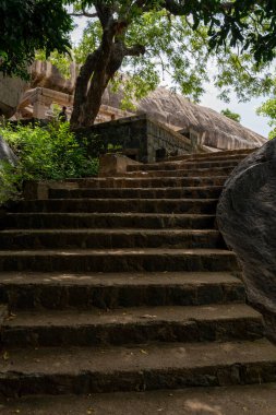 Bir binaya çıkan taş bir merdiven. Basamaklar taştan yapılmış ve oldukça dik.