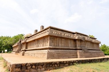 Bir sürü kolonu ve büyük bir avlusu olan büyük bir taş bina. Bina ağaçlarla çevrili ve sakin bir atmosferi var.