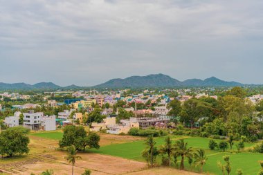 Bir sürü evi ve yeşil arazisi olan bir şehir. Evler farklı renklerde. Alan yeşil ve ağaçları var. Tamil Nadu.