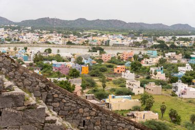 Arka planda birçok evi ve nehri olan bir şehir. Evler farklı renklerde. Tamil Nadu.