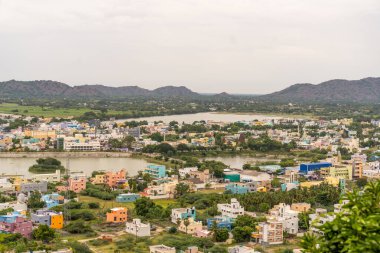 Arka planda birçok evi ve gölü olan bir kasaba. Evler farklı renklerde. Tamil Nadu.