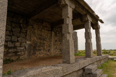 Taş kemerli taş bir bina. Kemer yolu açık ve önünde çimenlik bir alan var. Tamil Nadu.