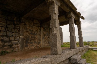 Taş kemerli taş bir bina. Bina eski. Tamil Nadu.