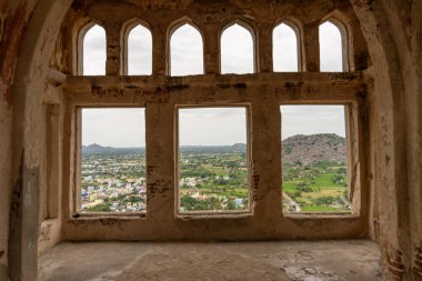 Şehir manzaralı bir pencere. Pencere açık. Manzara evleri ve binaları olan bir şehir. Tamil Nadu.