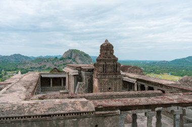 Tepesinde kule olan büyük bir bina. Bina bir duvarla çevrilidir. Duvar taştan yapılmış. Tamil Nadu.