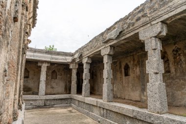 Ortasında avlu olan taştan bir bina. Avlu bomboş. Avlunun ortasında sütunlar var. Tamil Nadu.