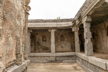 Ortasında avlu olan taştan bir bina. Avlu bomboş. Avluda sütunlar var. Tamil Nadu.