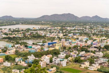 Arka planda birçok evi ve nehri olan bir şehir. Evler farklı renklerde. Arka planda bazı ağaçlar da var. Tamil Nadu.