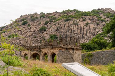 Kemerli taş bir köprü kayalık bir tepenin ortasındadır. Köprü eski ve uzun bir geçmişi var. Tamil Nadu.
