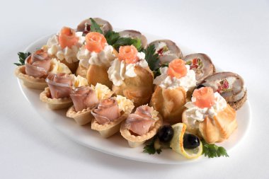 Somon ve tartlets ve profiterol ile Somon Balık yemek