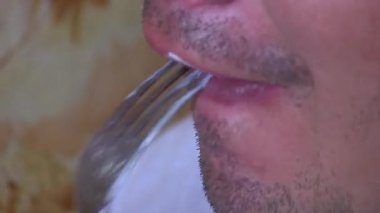 Fast Food yiyen adam, sağlıksız konfor diyeti