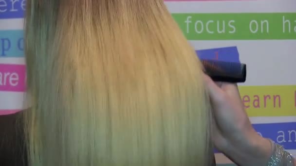 Кератин Розширення Волосся Блондинка Дівчина — стокове відео