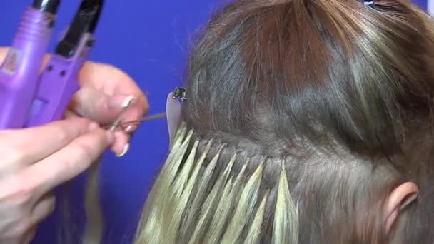 Keratin Haarverlängerungen Blondine Mädchen — Stockvideo