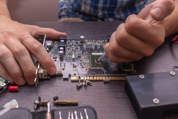 People Repair Computer Apply Thermal Paste Processor — Stock Photo, Image