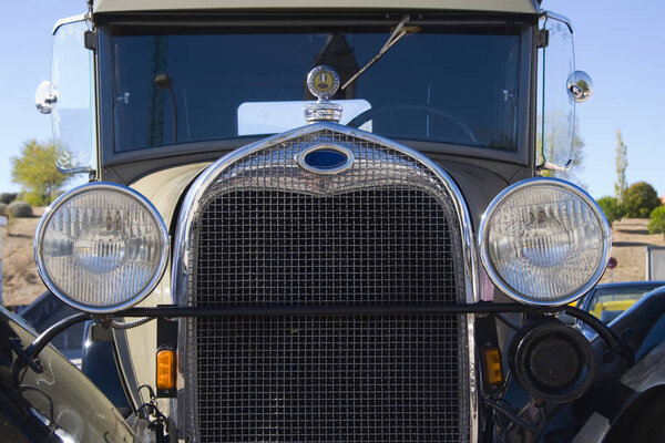 классический автомобиль впереди
