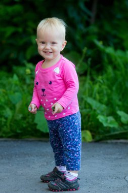 Sevimli sarışın bebek/portre sevimli sarışın bebek kız açık havada portresi