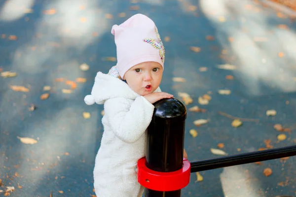 Милая Девочка Детской Площадке Осенью — стоковое фото