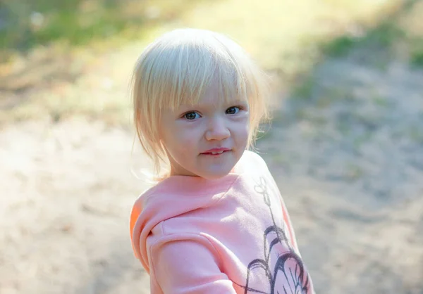 Graziosa Bionda Bambina All Aperto Indossando Una Felpa Rosa Con — Foto Stock