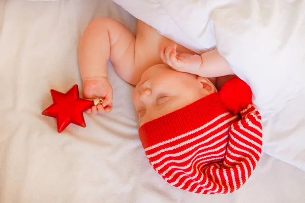 Dormire Bambino Carino Cappello Babbo Natale Attesa Natale Tenendo Mano — Foto Stock