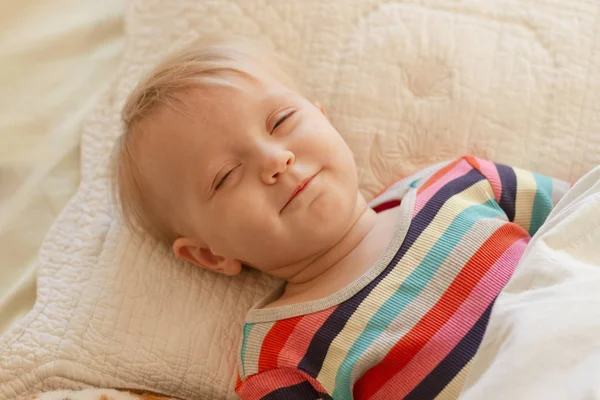 Una Bambina Carina Anno Finge Dormire — Foto Stock