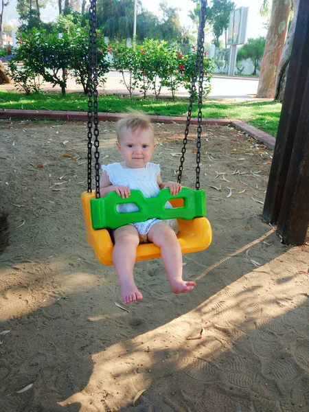 Милая Малышка Наслаждается Катанием Качелях Парке Летний День — стоковое фото