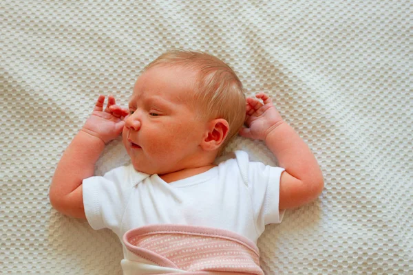 Cura Neonata Che Indossa Una Tuta Bianca Sdraiata Sul Letto — Foto Stock