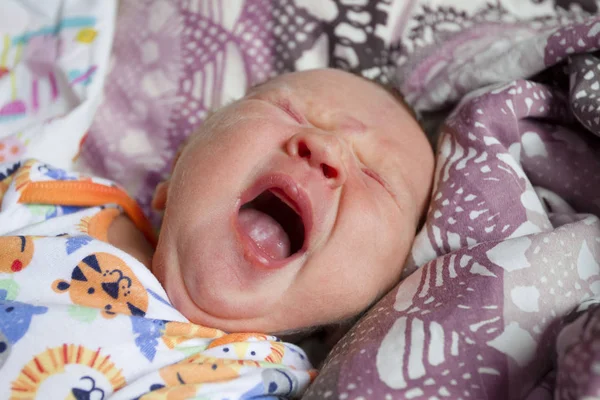 Bambino Sbadiglia Ampiamente Sdraiato Sul Letto — Foto Stock