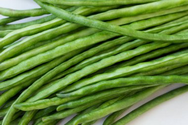 Masa arka planında yatan yeşil fasulyeler