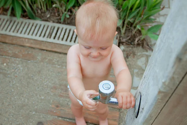 Søt Baby Som Leker Med Dusjen Utendørs Skyet Sommerdag – stockfoto