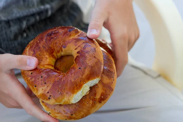 Турецкие Бублики Руках Человека Бублики Пекарни Свежий Хлеб — стоковое фото