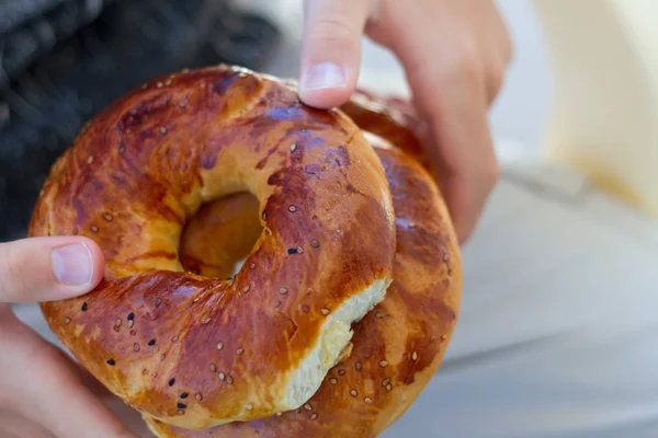 Турецкие Бублики Руках Человека Бублики Пекарни Свежий Хлеб — стоковое фото