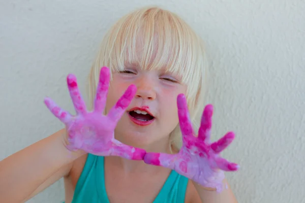 Симпатичная Блондинка Покрашенными Розовыми Фиолетовыми Руками Сосредоточься Лице — стоковое фото