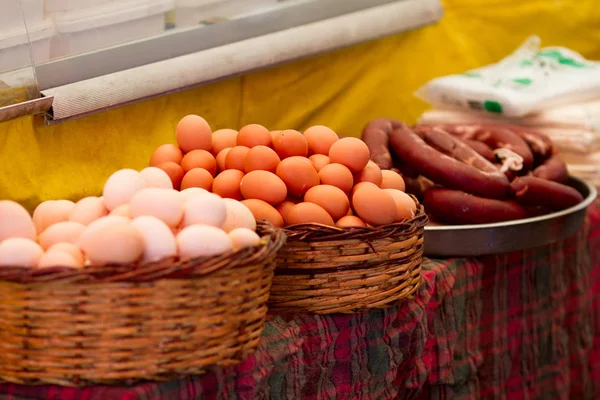 Boeren Eieren Zelfgemaakte Worstjes Manden Boerenmarkt — Stockfoto