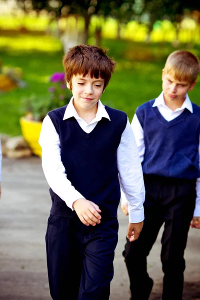 Retour École Deux Écoliers Uniforme Jouant Riant Extérieur — Photo