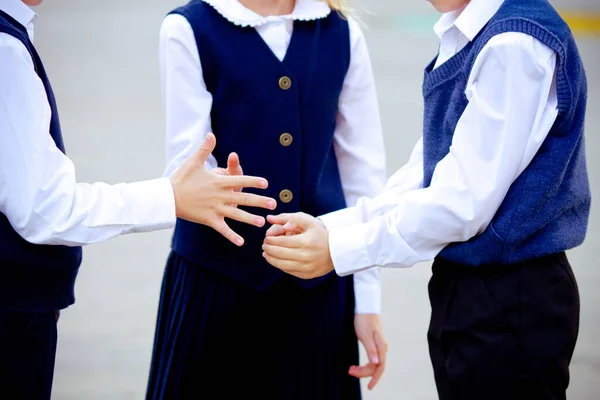 Повернутися Школи Троє Школярів Хлопчиків Дівчат Носять Уніформу Грають Сміються — стокове фото