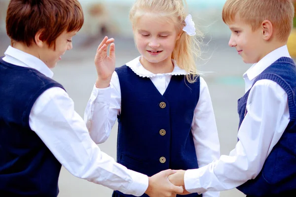 Zurück Der Schule Drei Schulkinder Jungen Und Mädchen Uniform Spielen — Stockfoto